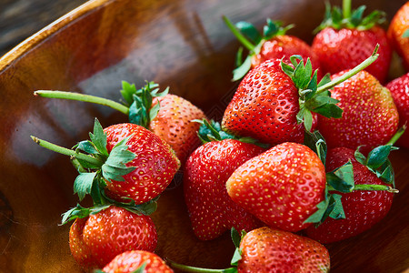 木上草莓浆果农场水果静物食物甜点早餐健康季节性木头高清图片