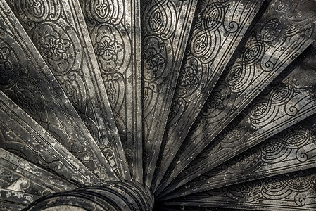 螺旋楼梯图案的上视图 螺旋楼梯在古老舒适的庭院建筑中盘旋 房子梯子装饰内部 历史建筑的建筑元素纹理材料艺术文化历史性马赛克织物奢背景图片