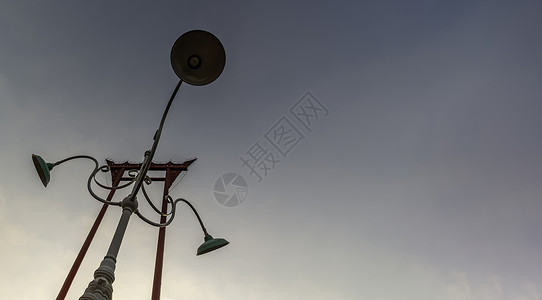 日出前天空古老的街灯 在巨人摇摆或绍清查前天空历史地标公园街道古董城市艺术建筑学红色背景