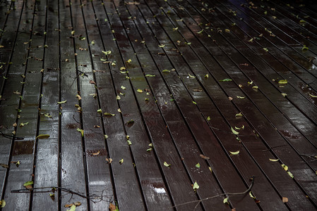 旧棕褐色生锈木板地板和雨后落叶 灯光反射 复制空间 笑声棕色纹理地面乡村背景图片