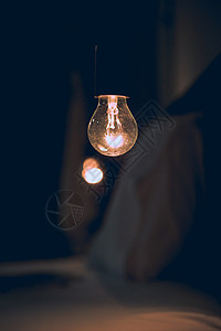 深色模糊床 roo 中的 Vitange 复古灯风格仙境力量玻璃灯泡壁炉射线装饰房间活力背景图片