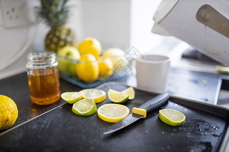 保温罐主图柠檬和石灰片放在蜂蜜罐子旁边的托盘上容器菠萝玻璃热带茶壶水果杯子烹饪保温壶准备背景