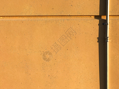 带金属导管的彩绘混凝土墙背景背景图片