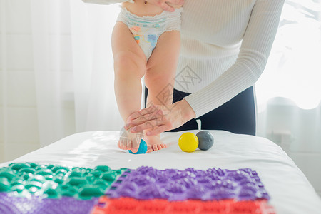 身体素质妈妈给宝宝做个脚底按摩 还有按摩球赤脚体操童年小地毯骨科保健脚趾治疗步态锻炼背景