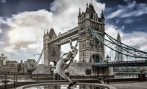 伦敦塔桥多云游客王国建筑城市蓝色首都纪念碑天空旅游背景图片