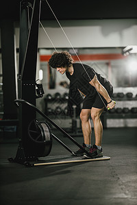 工作 身体到马克思运动员专注绳索健身房男人滑雪训练肌肉力量生活方式背景图片
