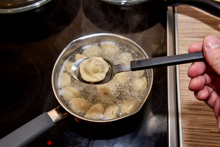 开水煮饺子 肉饺子在一锅开水里煮面粉食物烹饪厨房沸腾美食水饺面团平底锅午餐制作高清图片素材