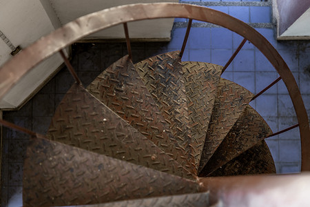螺旋楼梯图案的上视图 老院落建筑中的螺旋楼梯圈墙纸风格房子装饰圆圈建筑学马赛克历史性装饰品织物背景图片