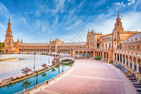 西班牙塞维利亚的西班牙广场 在夏日蓝色天空下 伊比里亚文艺复兴建筑的一个伟大范例历史旅行公园城市文化观光地标正方形历史性天空背景图片