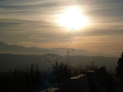 山上的日落 美丽的风景太阳天空山脉露天天顶背景图片