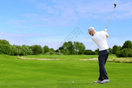 高尔夫球手击中高尔夫球球道竞赛蓝色胡子男人爱好运动玩家男性司机游戏高清图片素材