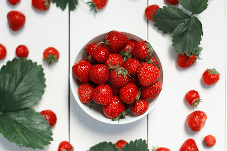 以白木为背景的草莓 有选择地关注碗中的草莓背景图片