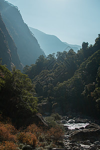 卓玛峡谷玛西洋地河流淌在惊险的山下溪流假期山脉远足爬坡衬套阳光村庄踪迹蓝色背景