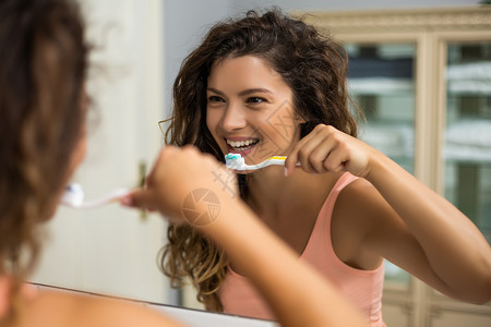 妇女刷牙生活方式女士牙膏卫生护理棕色镜子牙齿女性健康背景图片