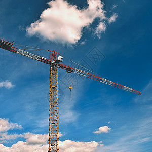 起重机用蓝色的天空云和阳光在幕后建造机械财产商业建筑学生长太阳房子工作工程框架高的高清图片素材