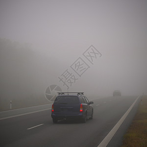 恶劣天气驾驶雾蒙蒙的乡间小路 高速公路道路交通 冬季时间薄雾危险车辆挡风玻璃司机水器速度下雨旅行街道有雾高清图片素材
