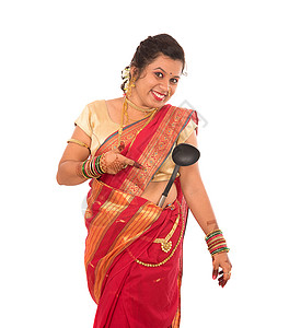双色长柄雨伞年轻传统印度女孩在白色背景上持厨房用百日咳微笑食物女士平底锅厨师衣服勺子手势妻子用具背景