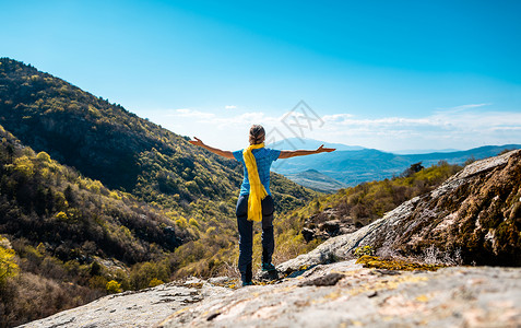 环球动漫嬉戏谷享受山区地貌自由的徒步女婴双臂风景旅游游客登山乐趣快乐丘陵活动山脉背景