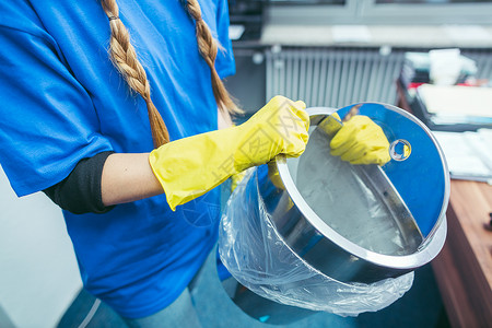商业清洁女工倒垃圾箱的空垃圾桶保洁队高清图片素材