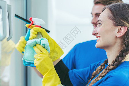 商业清洁工清扫办公室窗户职员字符工作房间团队女士黄色手套保洁男人专业的高清图片素材