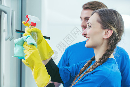 商业清洁工清扫办公室窗户手套保洁员人员工作职员女士女佣黄色看门人女工商业的高清图片素材