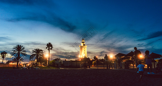 西班牙领事馆旧址黄昏时在马拉加港旧址的灯塔旅游地标游客港口景观城市历史性背景