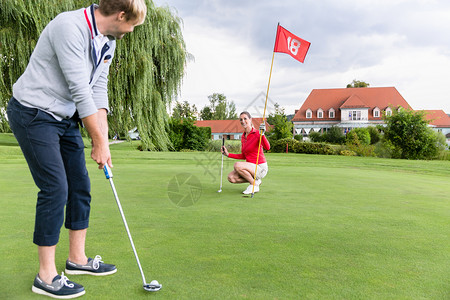 高尔夫球把绿色的准备拍摄娱乐高清图片素材