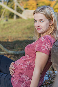 年轻怀孕妇女怀着孕期的肚子女士妈妈女孩女性树木生育力阳光公园成人母亲自然高清图片素材