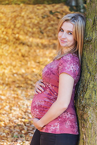 孕妇站在树上靠着树站着天高清图片素材