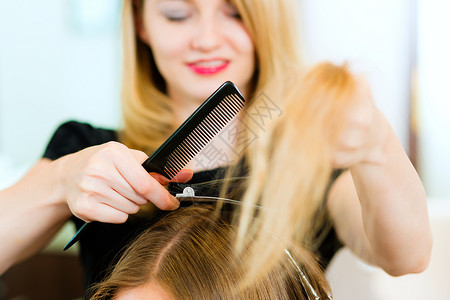 接受理发的妇女职业剪刀头发发型发型设计造型梳子女性顾客理发师背景图片