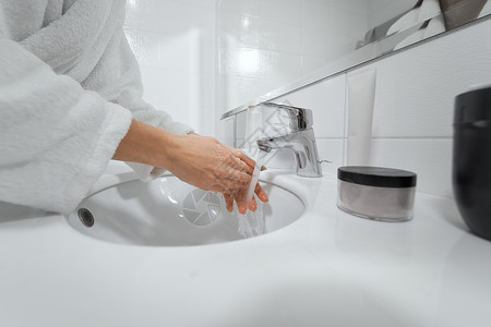 洗手关龙头在白色洗手间洗手背景