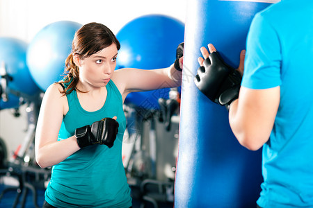 女拳手 教练打沙袋背景图片