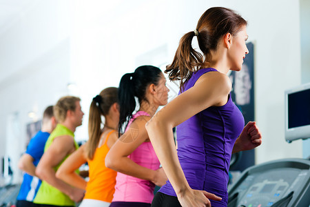 健身房跑步的人在健身房的人 运动车跑步跑步机训练赛跑者健康女性团体女士耐力身体四肢背景