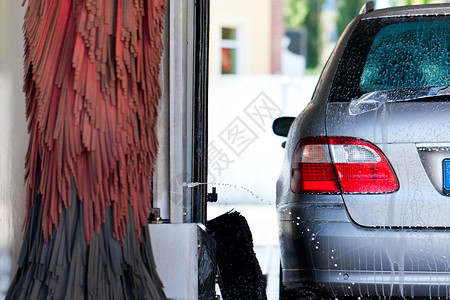 洗车过程中的汽车打扫高清图片素材