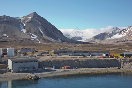冰川小镇新奥勒松小镇位于斯瓦尔巴特群岛 是挪威和北极之间的挪威群岛 这是世界上最北端的平民聚居地 拥有 16 个永久性研究站港口巡航建筑背景