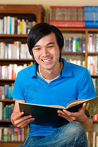 图书馆阅读书中的学生文章知识文学研讨会大学学习男人成人男生图书背景图片