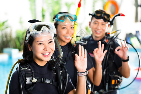 潜水学校的学生 学生和硕士生印尼人年轻人闲暇女士夫妻课程热带瓶子女性水池背景