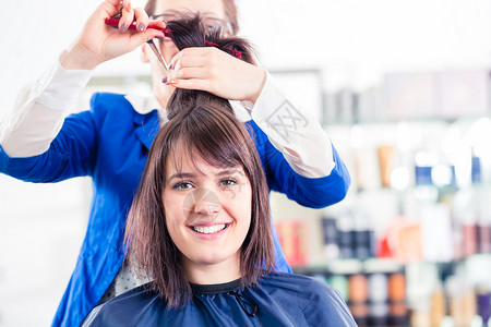 理发师在店里剪妇女头发理发店女性剪刀沙龙发型工作理发女士职业店铺修剪高清图片素材