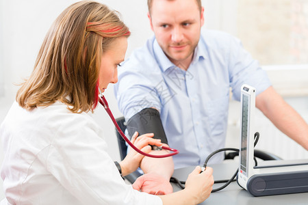 实际看病人的医生女性男人血压女士测量从业者用药咨询手术医疗检查高清图片素材