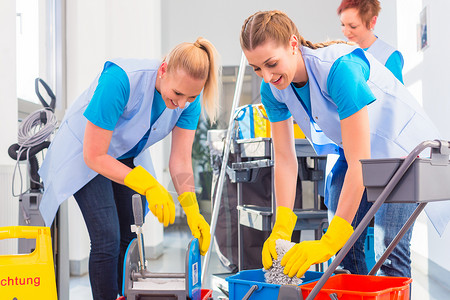 商业清洁工一起做这个工作女性人员女工服务团队走廊职员女士地面团体商业的高清图片素材