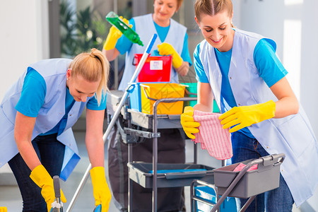 商业清洁工一起做这个工作地面走廊女性职员团体女佣服务人员保洁员全体保洁队高清图片素材
