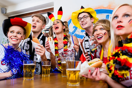 足球球迷观看德国国家队的一场比赛国家队酒精风扇播送女性团体化妆品餐厅居住竞赛背景图片