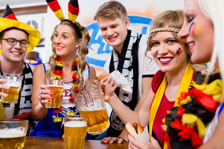 足球球迷观看德国国家队的一场比赛竞赛体育女士啤酒旗帜国家酒精餐厅酒吧居住背景图片