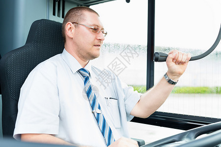 使用麦克风宣布公告的公共汽车司机通勤高清图片素材