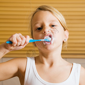 儿童刷牙浴室刷子女孩牙科女儿卫生牙刷牙齿背景图片