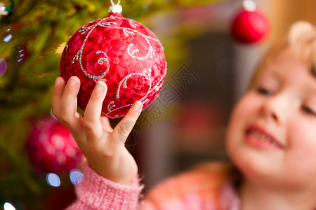 家庭装饰圣诞树孩子微笑玩具装潢女儿金发背景图片