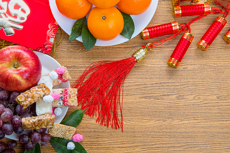 又是一年毕业季平铺中国新一年的节庆装饰品 配有橙苹果葡萄和红包 文字以图象形式出现 意思是好运信封月球水果游客食物橙子传统文化新年庆典背景
