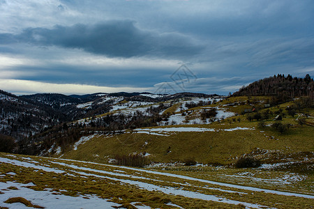 比日神山罗马尼亚山区美丽的冬季景观 Fantanele 村地区 锡比乌县 Cindrel 山脉 罗马尼亚房子天空橙子旅行森林村庄全景风景背景