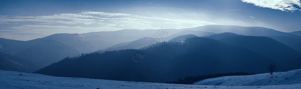 罗马尼亚帕蒂尼斯市Cindrel山 白太阳在冬山上下雪蓝色太阳全景旅行小木屋射线羊圈脚印寒冷岩石背景图片