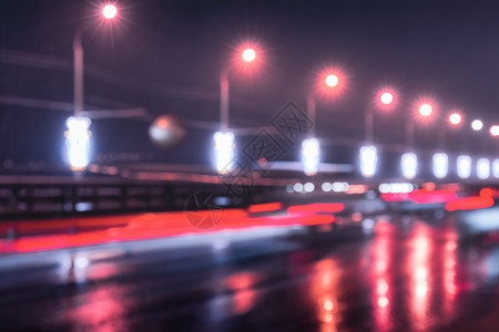 晚上路灯闪亮的街道汽车和灯笼的闪亮灯光照耀着夜间城市湿沥青运动运输街道圆圈场景交通景观路灯耀斑夜生活背景